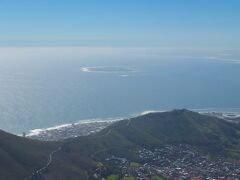 ケープタウンの沖に見える島はロベン島