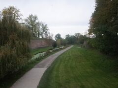 外壁と内壁の間。結構広いです。
現在は運河より内側は公園になっています。

