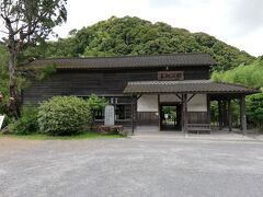 鹿児島中央駅ではなく職場の人に勧められた嘉例川駅に向かうバスに乗ります。
明治36年(1903年)に営業を開始した時の駅舎をずっと使い続けているようです。
登録有形文化財にもなっています。



