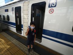 ママと東京駅で別れて新幹線に乗るともちゃん。
新幹線大好きなともちゃんですが、動いている新幹線に乗るのは初めてです。