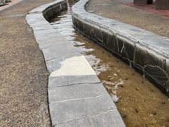 垂水の道の駅には長い足湯がありました。