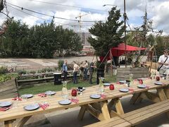 こんな天気のいい日に屋外パーティーかな？素敵すぎる！！