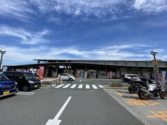 新下関駅を出発して1時間ほど。
まずはひとつ目の目的地の道の駅豊北に到着。
10時半くらいですがすでに駐車場いっぱい！
ちなみに我々が出る11時半ごろには駐車場待ちの車が道路まで並んでいました。