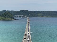 道の駅を出発して10分ちょい。
ようやく今回のメインとなる角島大橋に到着です。
事前リサーチ通り1本路地に入って坂を登ったところから。
ここが沖縄とかではなく山口県ってのがびっくり！
橋も綺麗ですが、なんと言っても海が綺麗です。