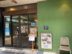 瓦そばと言ったら川棚温泉。
そこにある2大名店の瓦そばたかせとお多福。
今回は後者のお多福さんの方にやって来ました。
時刻は14時半を回ったところでピークは外したつもりでしたがスゴい待ちの数。