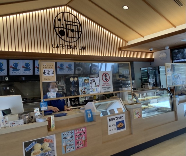 カフェもありアイスや飲み物、ゆで卵も売ってます