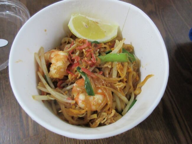 パッタイ　８１０円<br /><br />少なく見えますがお皿にあけると十分な量。味は大きな海老が入っていて美味しい