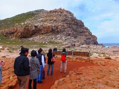 喜望峰、前に見える看板が喜望峰で唯一の撮影ポイント
 (Cape of Good Hope)

アフリカの最南端は約150km東にあるアガラス岬で、喜望峰ではありません。そこで看板には「アフリカ大陸の最南西端」と書いてあります。
(The most south-western point of the African Continent)