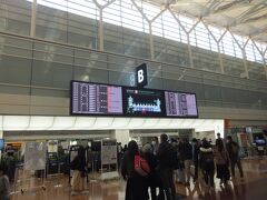 午前６時２０分頃の羽田空港の様子。人出が多かったのが意外でした。