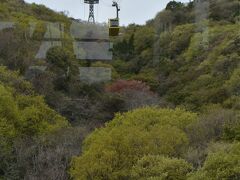 ロープウェイからの景色。約５分で山頂に到着します。