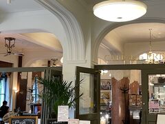 ２階お洒落カフェ『カフェドゥラプレス』