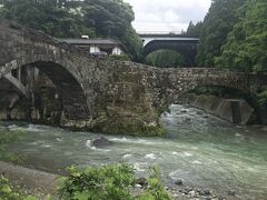 二股五橋、奥に見える年祢橋を含めて新旧五つの橋が見えます。とくに江戸時代に川の合流点に架けられた二股渡、二股福良渡は珍しく、造形としても興味をひかれます。