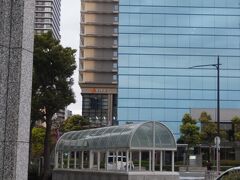 神戸駅から３分ほどの便利なロケーションにある「神戸ホテルジュラク」。
開業日当日に利用しました。
