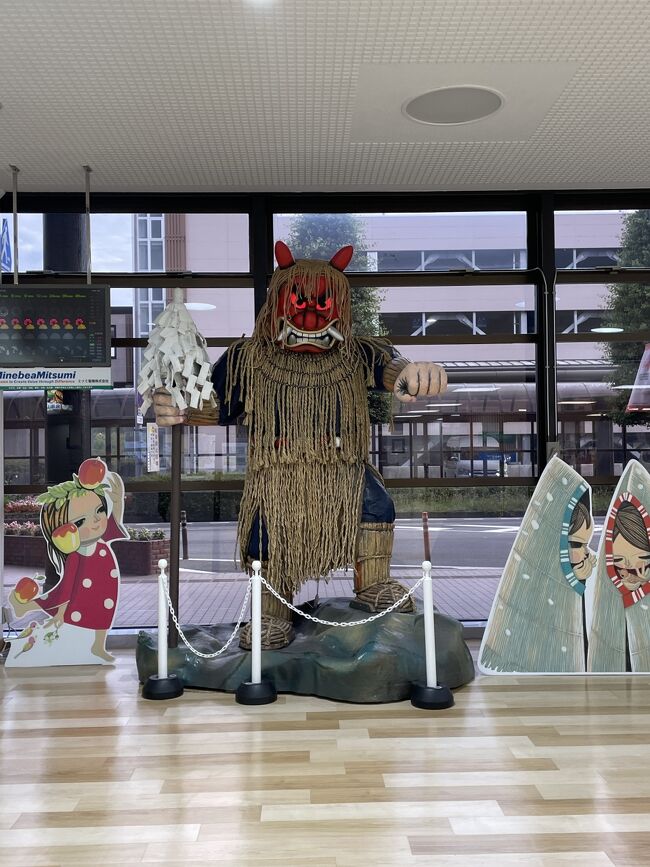 秋田空港に到着。なまはげがお出迎え。