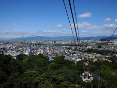 隣接する金華山ロープウェーに乗り、岐阜城跡のある金華山へと登る。
登り始めると一気に視界が開け、岐阜の街が一望の下となった。