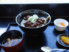 ロープウェイ山頂駅の近くにあった食事処でお昼とした。
注文したのは『信長どて丼』と言うもので、国産豚ホルモンと牛すじ肉を岐阜赤味噌で５時間煮込んだものをどんぶりに載せたもの。
平成24年度の岐阜市Ｂ級グルメフェスティバルで金賞を獲ったそうだ。
味は思ったよりもしつこくなく、なかなか美味しかった。