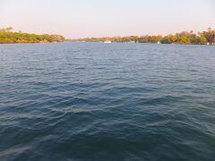 ザンベジ川へ来ました。
全長2,750kmのアフリカで4番目の長さの川です。
