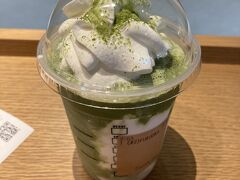 今回の密かなテーマにスタバ行脚。
福岡県八女茶フラペチーノです。