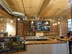 同じく施設内のDark Horse Espresso BARというカフェで一息。
トロントには複数店舗あるようです。