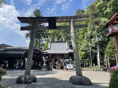 キャンプ場に戻る前に神社にお参り。
群馬には高崎市にある有名な榛名神社がありますが、こちらは沼田市内の榛名神社。
