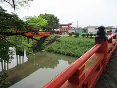 宇佐神宮に到着～♪

鳥居もお社も欄干も。
何から何までまっかっか。

めっちゃ目立つお社です(*^ヮ^*)