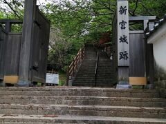 熊野速玉大社からすぐで新宮城跡がある、丹鶴城公園。
神倉神社ほどではないにしろ、ここもひたすら階段を上がって上がって頂上へ。