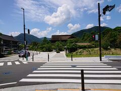 城山公園前の交差点から善光寺。