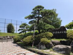 湯河原の海水浴場から海岸通りを歩いて１０分、湯河原海浜公園の入口です。