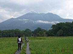 やっと尾瀬ヶ原に到着
雨は上がった

燧ケ岳が目の前にデンとそびえる