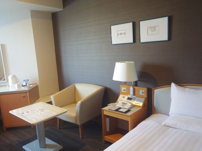 お部屋はチェックインカウンターの左側から入って、左へ。3階です。