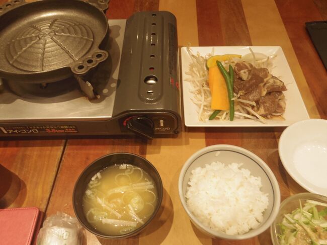 待っていたらお腹空いたので、ラムリブロース・ジンギスカンセット150g　2,730円にしました。 <br />一人でも4人席に案内してくれたので、悠々。