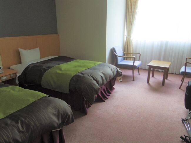 ツインベッドルーム<br />残念ながら窓の外は樹木。休暇村は森の中にあるので支笏湖ビューと言うわけにはいきません。