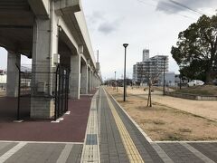 紀和駅高架下の廃線跡。