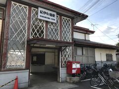 紀伊中ノ島駅駅舎。
かっては和歌山線と阪和線の乗換駅だった。現在は阪和線のみの駅。

阪和線は高架駅で、和歌山線は地上駅だった。
駅舎は地上駅の旧和歌山線側にある。駅舎は小さいながら時代を感じる趣きがある。