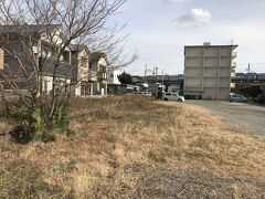 和歌山線紀伊中ノ島駅ホーム跡と広い更地。更地は駐車場になっているが、駅構内はあったと推測される。