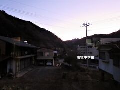 おはようございます。
ただ今の時刻は6:30です。
珍しく目覚まし時計で起床しました。
外は寒いので散歩はありません。（笑）