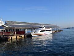 ゴハンを食べたら、まずは駅から徒歩10分かからないくらいにある高松港へ。

ココは神戸からのフェリーのジャンボフェリーが到着する港ではなく。
女木島とか小豆島とかの瀬戸内の島の発着所みたい。
