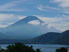本栖湖に到着。

此方は相方のスマホ撮影。
下は私のiPhoneで撮影。
iPhoneの方が綺麗に撮れるので、最近相方はあまり写真を撮ってくれない。。。そして最近はカメラは持たずに旅行に行っています。