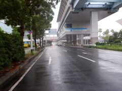 　ゆりかもめの東京ビックサイト駅を通過しました。朝の通勤時間の東京に戻って来てワイシャツ姿のコンビニ袋を持ったサラリーマンを多く見かけました。