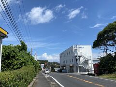 1時間後、空港に戻るとまさかの欠航の文字。
結局鹿児島空港の悪天候により欠航が決定したらしい。。。
うそでしょーーーー！屋久島こんなに晴れてるのにーーーーー！！！！オ～ノ～！(+o+)

しょうがないのですぐに気持ちを切り替えて、もともと泊まる予定にしていた空港近くのホテルを予約しました。
空港から歩いて3分のRAKUSAホテルです（写真は次の日撮ったもの）。
