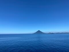 薩摩半島の先にあるきれいな形の山は、開聞岳（かいもんだけ）というみたいです。