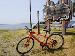 網走湖まで来るのに時間がかかってしまい返却時間が迫る～
今回借りた自転車です。
ロードタイプなのでちょっとした坂道もへっちゃらでした。

網走湖湖畔ではテント広げてキャンプしているファミリーが多かったです。

