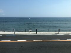 その後、腰越駅を過ぎると海岸線へ。
目の前の道路は国道１３４号、通称「湘南道路」

余談ですが、アニメ「スーパーカブ」第６話では湘南"弾丸"道路と呼んでいます。恥ずかしながら、初耳でした。
https://supercub-anime.com/
