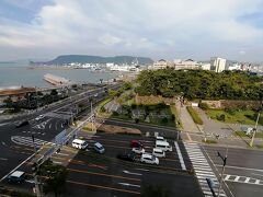 高松空港からリムジンバスで高松築港まで乗車。
本日の宿　JRクレメントイン高松にチェックインです。
コーヒはいつでも飲めるし、高松駅、琴電の高松築港駅、島に渡る港の近くで何より便利です。展望大浴場あり。　
すぐ隣のJRホテルクレメントとお間違いなく。
