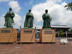 高知駅到着
3先生の大きな像がおでむかえ