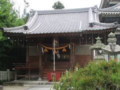 まずは天守閣の真ん前にあるお社から。
こちらは奥平神社っていいます。

中津藩に最後に入った大名の奥平家。
その当主3人をご祭神とする神社。
奥平貞能・信昌・家昌の3公です。