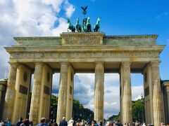 ベルリンのシンボル的存在『ブランデンブルク門』
元々は関税を取る為に設けられた門