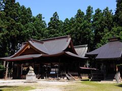 遍照寺の左手にある総宮神社へ参拝。
しかし、またも御朱印帳を忘れてしまいがっかりである。
この社は、長井村の総鎮守で一宮である。
伊達政宗、直江兼続に所縁があり、現在の本殿は、かの上杉鷹山の援助により、天明2年(1782)に竣工したものだそうだ。