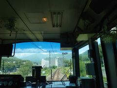 上牧駅を通過後、暫くすると「諏訪峡」の脇を通過。そして視界が開けて温泉街の対岸を通れば間もなく水上駅に到着です。