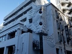 彫刻のある建物が